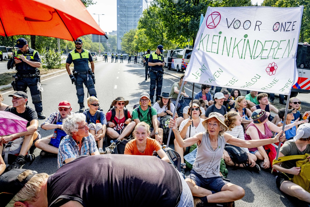 epa10852982 Climate activists from the 'Extinction Rebellion' group block the Utrechtsebaan on the A12 route for a second consecutive day, in The Hague, Netherlands, 10 September 2023. The d ...