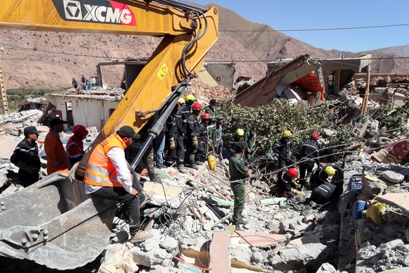 epa10854401 Rescue workers in action during a search operation following a powerful earthquake in the village of Talat Talat N&#039;Yaaqoub, south of Marrakesh, Morocco, 11 September 2023. A magnitude ...