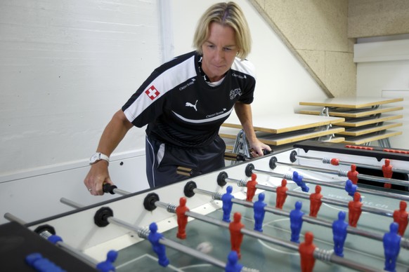 Switzerland&#039;s head coach Martina Voss-Tecklenburg plays to table football prior a training session, one day before an international friendly test match between the national soccer teams of Switze ...