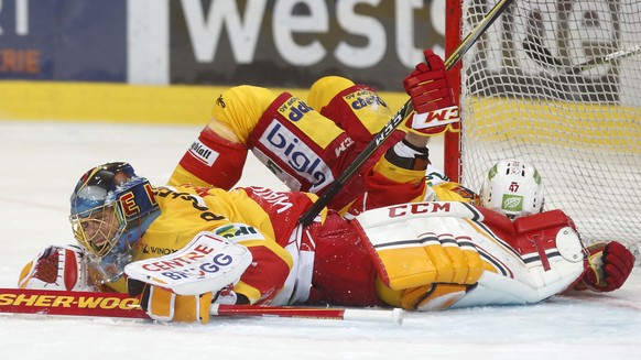 Biels Marco Maurer stuerzt auf Biels Torhueter Jonas Hiller, im Eishockey Meisterschaftsspiel der National League zwischen dem SC Bern und dem EHC Biel, am Samstag, 28. Oktober 2017, in der PostFinanc ...