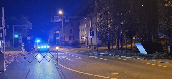 Die Polizei hat das Gebiet rund um die Pferderennbahn Schachen abgesperrt.