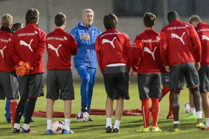 Die Kommunikation soll besser werden: Vladimir Petkovic gibt seinen Spielern im Training Anweisungen.