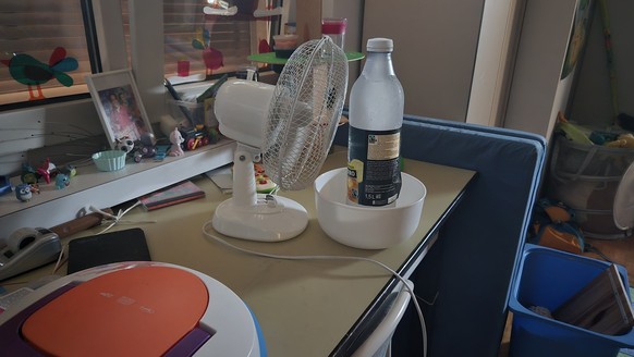 Das Bett befindet sich ungefähr zwei Meter entfernt. Besonders clevere Menschen benutzen für den Ventilator eine Zeitschaltuhr.