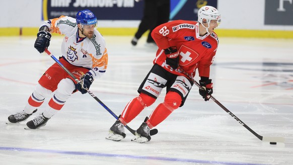 epa10462897 Czevh Republic&#039;s Jiri Smejkal (L) and Switzerlandd&#039;s Fabrice Herzog in action during the Euro Hockey Tour - Beijer Hockey Games ice hockey match between Switzerland and Czech Rep ...