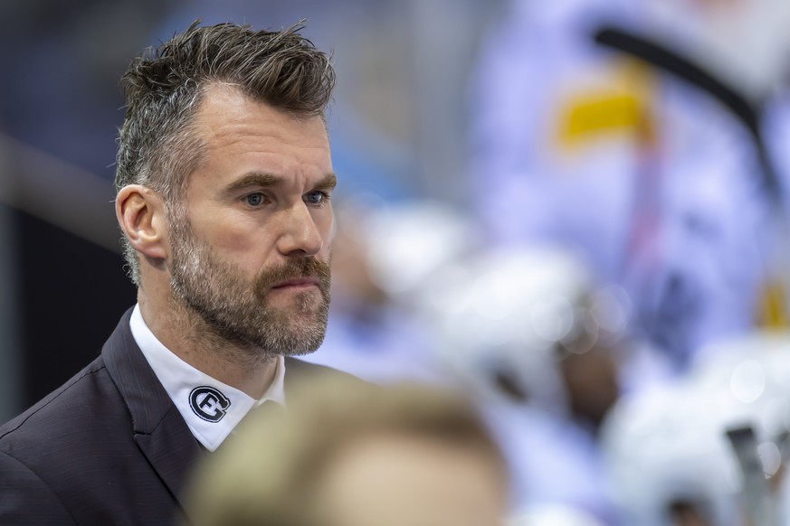 L&#039;entraineur fribourgeois Christian Dube, lors du match du championnat suisse de hockey sur glace de National League LNA, entre le Geneve Servette HC et le HC Fribourg-Gotteron, ce vendredi 5 mar ...