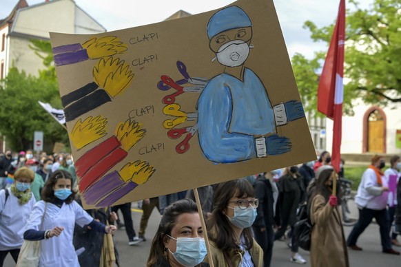 Gesundheitspersonal demonstriert in Basel, am Mittwoch, 12. Mai 2021. Am Tag der Pflege werden die Missstaende im Gesundheitswesen von zu wenig Personal, zu wenig Zeit und zu viel Druck bei zu tiefem  ...