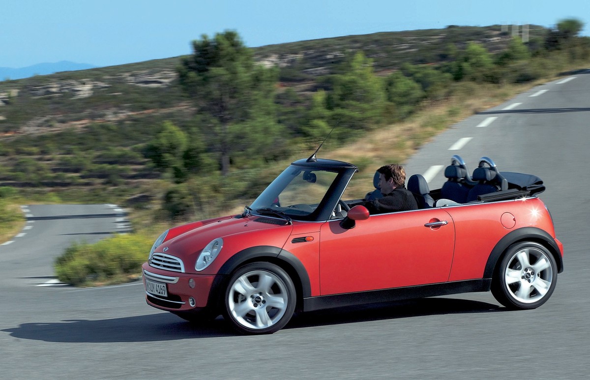 Ein Mini Cooper Cabrio auf einem undatierten von BMW zur Verfuegung gestelltes Bild. Der Autokonzern BMW hat mit einem kraeftigen Absatzschub im Juni 2005 den erfolgreichsten Monat der Firmengeschicht ...