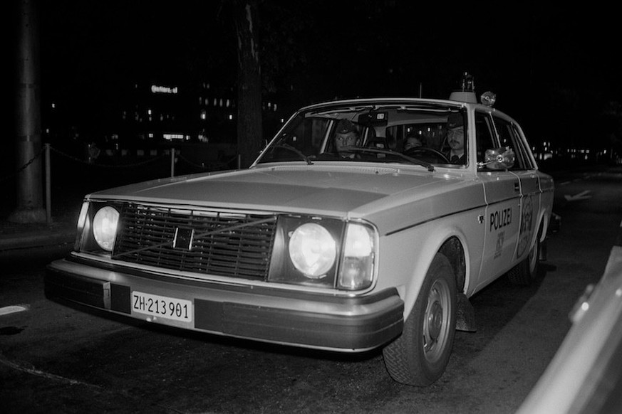 1975 Volvo Zürcher Stadtpolizei. 
https://www.zwischengas.com/de/bilder/Blog2025/04-2025/Volvo_240_Stapo_Zuerich_1975.jpg