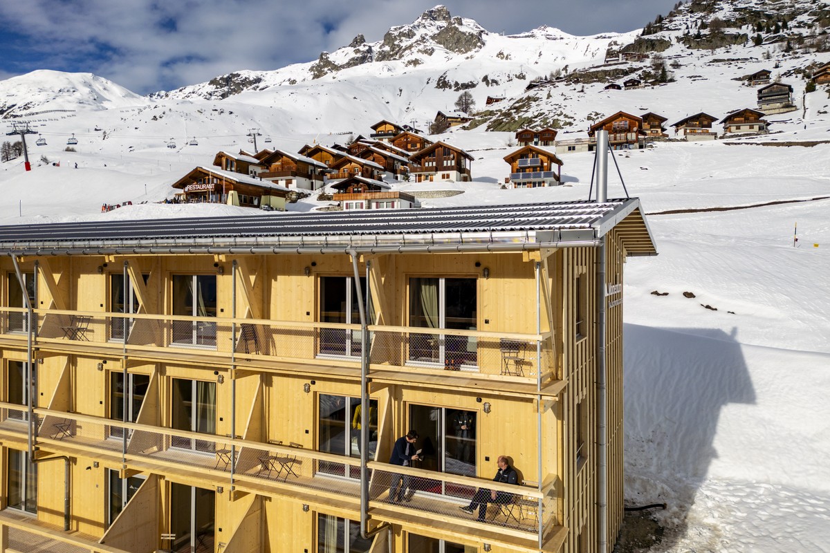Une vue de l'hotel Momentum Lauchernalp Lodge entre les chalets lors de l'inauguration de l'hotel plus de six mois apres la catastrophe de Blatten le vendredi 19 decembre 2025 a Laucher ...