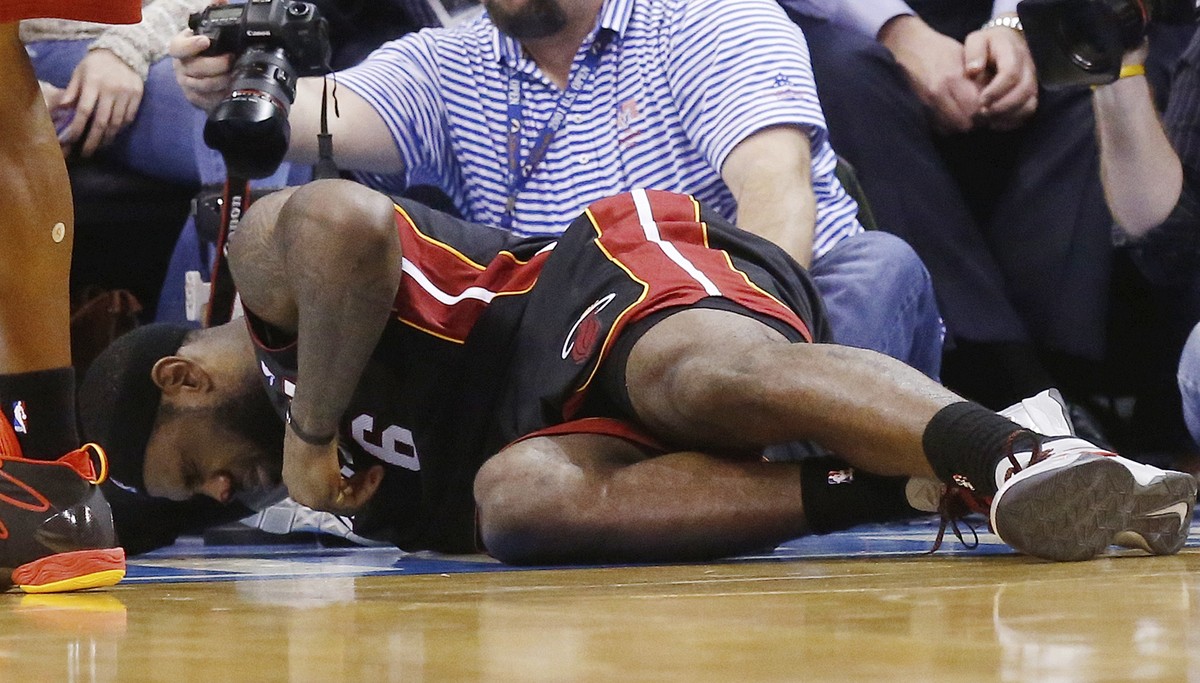LeBron James mit blutiger Nase.
