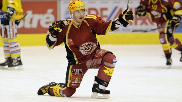 Joie des genevois Juraj Kolnik, centre et Goran Bezina, droite apres avoir marque lors des prologations et deception du bernois Martin Pluess, gauche, lors du match du championnat suisse de hockey sur ...