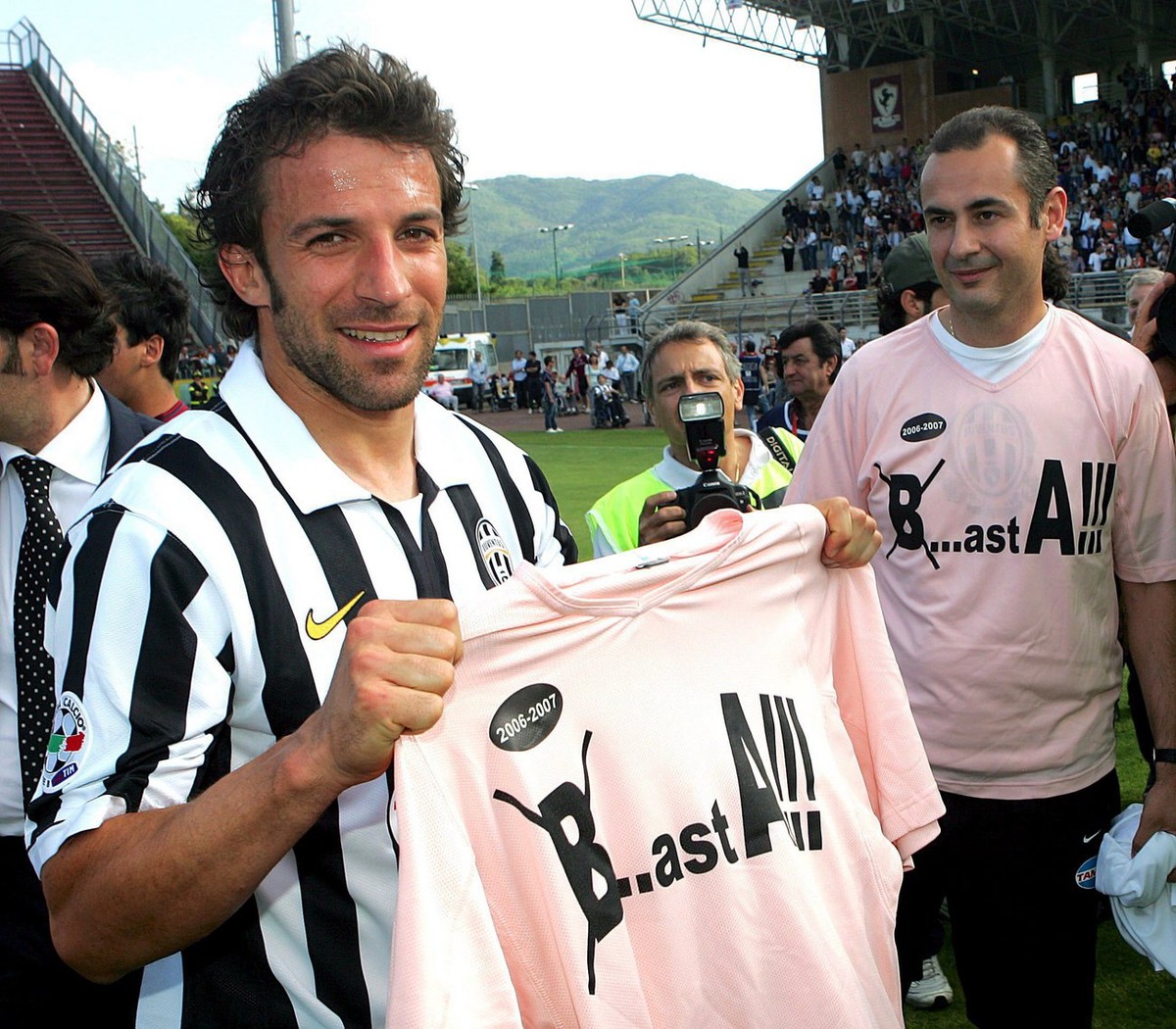 epa01013323 Alessandro Del Piero (C) of Juventus shows a shirt reading B...ast A!!! ( a word joke that means '' stop -' BASTA ' in Italian language'- with Serie B ... serie A& ...