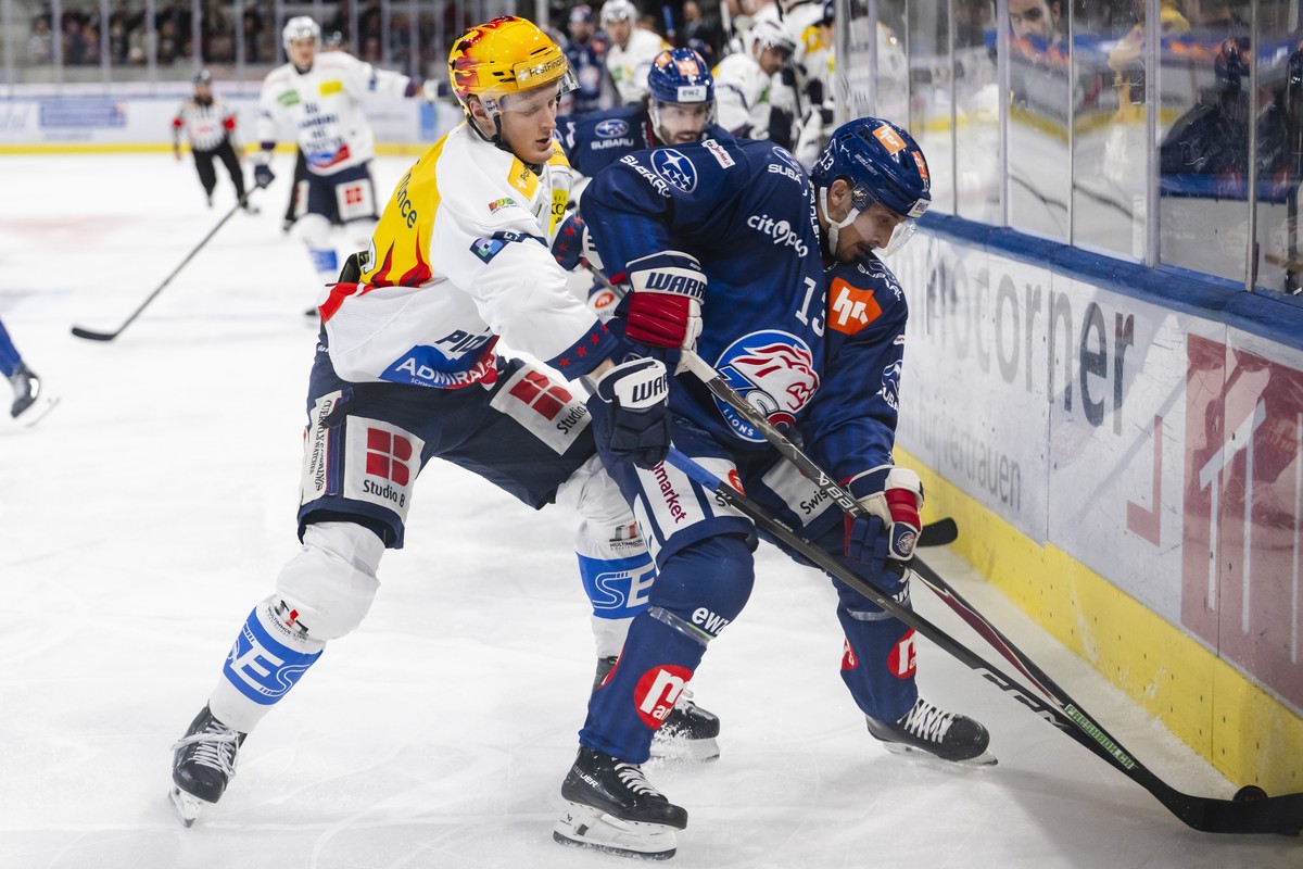 PostFinance Top Scorer Roby Jaerventie (HCAP), links, kaempft um den Puck mit Justin Sigrist (ZSC), rechts, im Spiel der Eishockey National League zwischen den ZSC Lions und dem HC Ambri Piotta am Fre ...