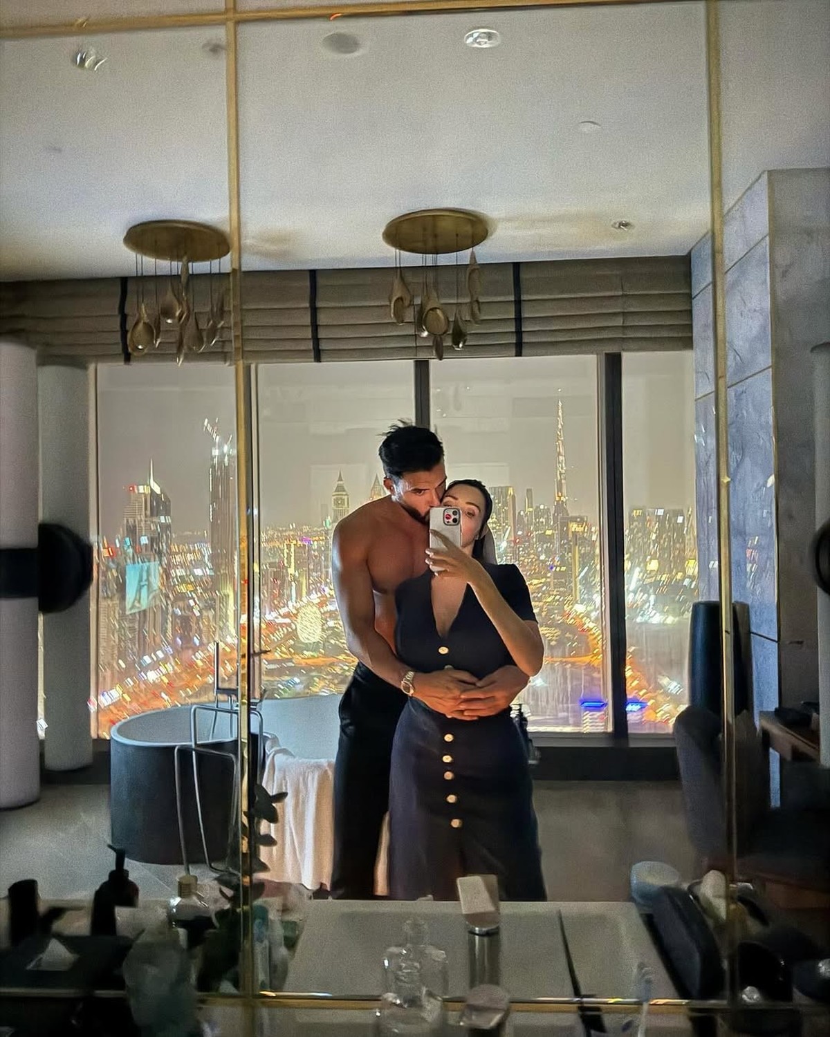 Dubai, Love and paillettes: Nabilla l'assure, son couple avec Thomas se porte comme un charme.