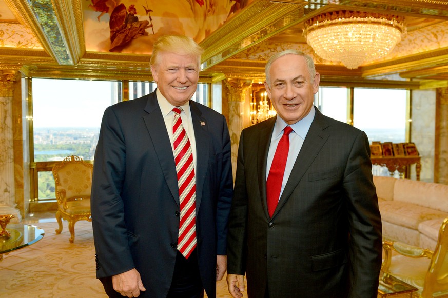 FILE PHOTO: Israeli Prime Minister Benjamin Netanyahu (R) stands next to Republican U.S. presidential candidate Donald Trump during their meeting in New York, September 25, 2016. Kobi Gideon/Governmen ...