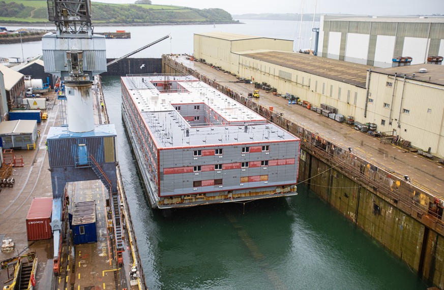 epaselect epa10617735 The Bibby Stockholm, an accommodation vessel after its arrival in Falmouth, Cornwall, Britain, 09 May 2023. The accommodation barge will undergo an assessment and refurbishment b ...