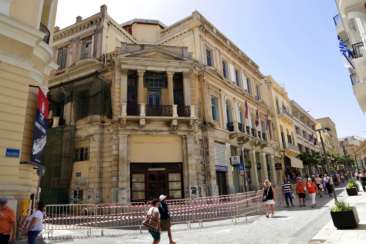epa12125268 Tourists walk past a cordoned area with old buildings after an earthquake was recorded in the center of Heraklion, Crete Island, Greece, 22 May 2025. A 6.1-magnitude earthquake occurred 79 ...