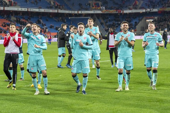 Die Thuner freuen sich ueber ihren Sieg nach dem Fussball Meisterschaftsspiel der Super League zwischen dem FC Basel 1893 und dem FC Thun im Stadion St. Jakob-Park in Basel, am Samstag, 15. Februar 20 ...