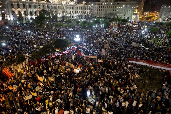 Sie sprachen sich gegen eine Kandidatur Fujimoris aus: Tausende Demonstranten gingen vergangene Woche auf die Strasse.