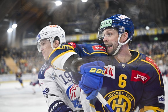 Zuerichs Reto Schaeppi, links, gegen den Davoser Klas Dahlbeck, beim Eishockey Spiel der National League zwischen dem HC Davos und den ZSC Lions, am Samstag, 2. Maerz 2024, im Eisstadion in Davos. (KE ...