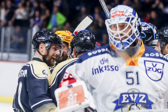 Torjubel der ZSC Lions und der enttaeuschte Zug Torhueter Tobias Stephan, rechts, waehrend dem Eishockey-Meisterschaftsspiel der National League zwischen den ZSC Lions und dem EV Zug, am Samstag, 14.  ...