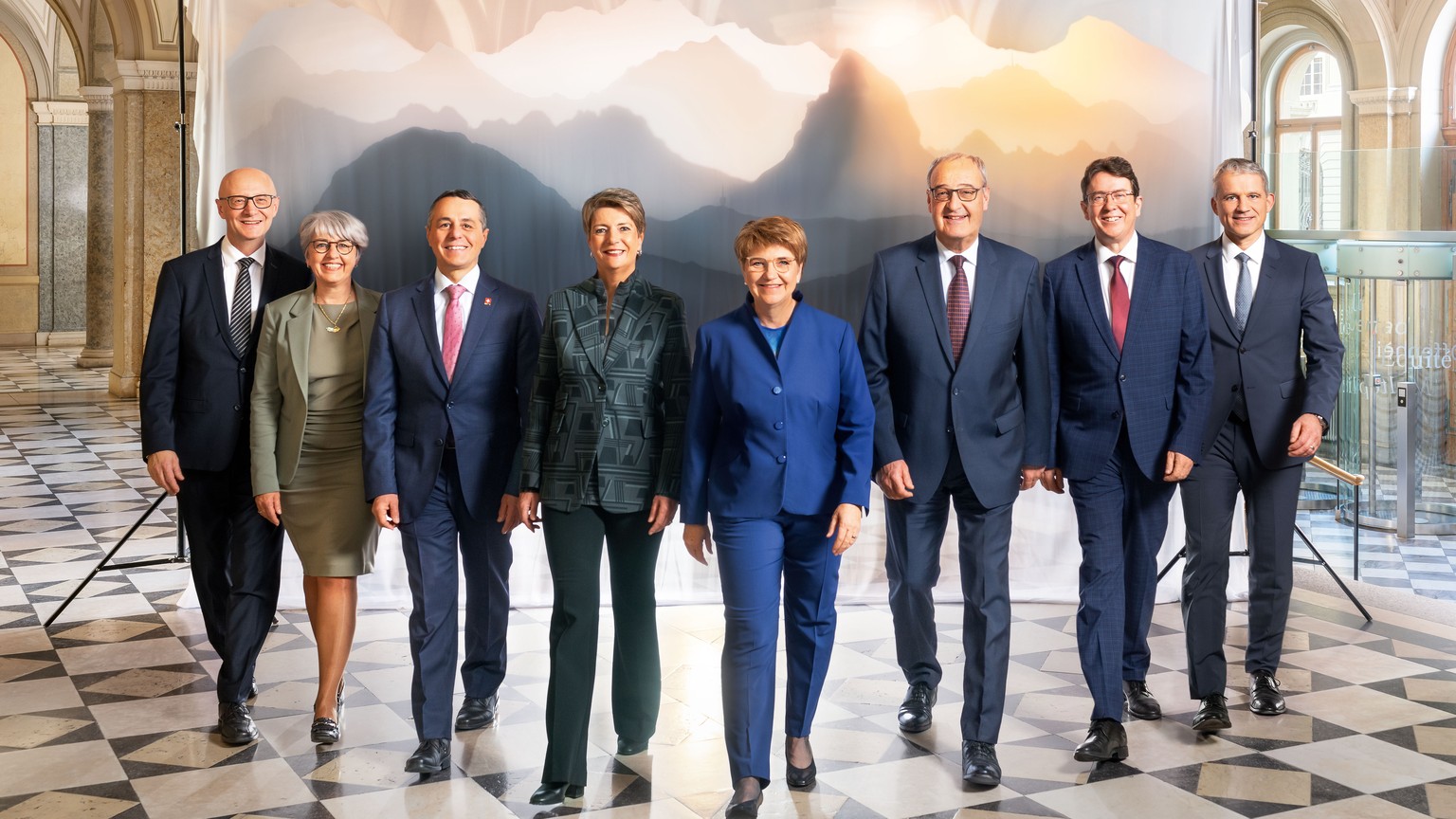 HANDOUT - Das offizielle Bundesratsfoto 2024 mit Bundeskanzler Viktor Rossi (GLP), Bundesratsmitglieder Elisabeth Baume-Schneider (SP), Ignazio Cassis (FDP), Karin Keller-Sutter (FDP), Viola Amherd (D ...