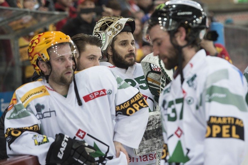 Oltens Marco Truttmann, Kevin Huber, Michael Tobler und Remo Hirt, von links, sind enttaeuscht, nach dem siebten Spiel im Playoff Final der NLB zwischen den SCL Tigers und dem EHC Olten, am Dienstag,  ...