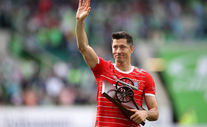 Mit feuchten Augen und der Torjägerkanone in der Hand winkt Lewandowski den Bayern-Fans zu.