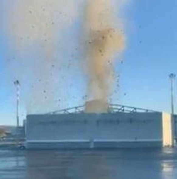In einem Video ist zu sehen, wie die Halle zerstört wird.
