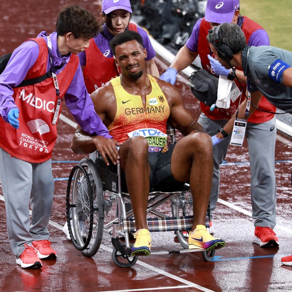 epa12395371 Leo Neugebauer of Germany is helped off the track after winning gold in the Decathlon at the World Athletics Championships 2025 in Tokyo, Japan, 21 September 2025. EPA/MAST IRHAM