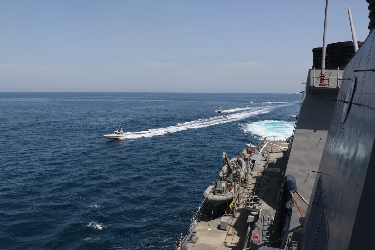 epa08365410 A handout photo made available by the US Naval Forces Central Command / US 5th Fleet via the Defense Visual Information Distribution Service (DVIDS) shows Iranian Islamic Revolutionary Gua ...