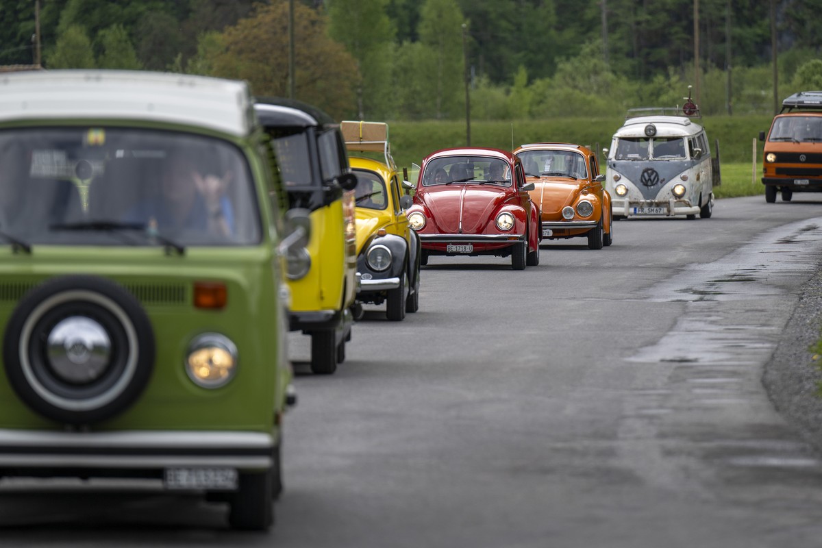 Volkswagen erscheinen in einem Corso, beim Kaefer und Bullytreffen, am Sonntag, 5. Mai 2024, in Brienz. Der deutsche Volkswagen vom Typ 1, der sogenannte Kaefer, wurde in den Jahren 1938 bis 2003 prod ...