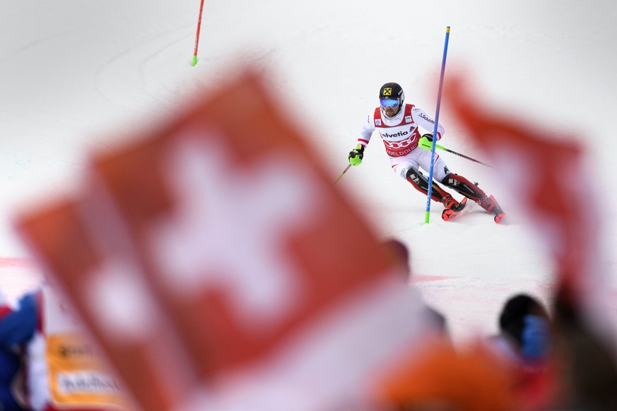 epa06422192 Marcel Hirscher of Austria clears a gate during the first run of the Men&#039;s slalom race at the Alpine Skiing FIS Ski World Cup in Adelboden, Switzerland, 07 January 2018. EPA/PETER SCH ...