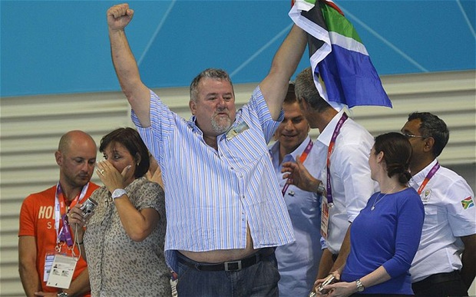 Bert le Clos feiert den Olympiasieg seines Sohnes Chad.