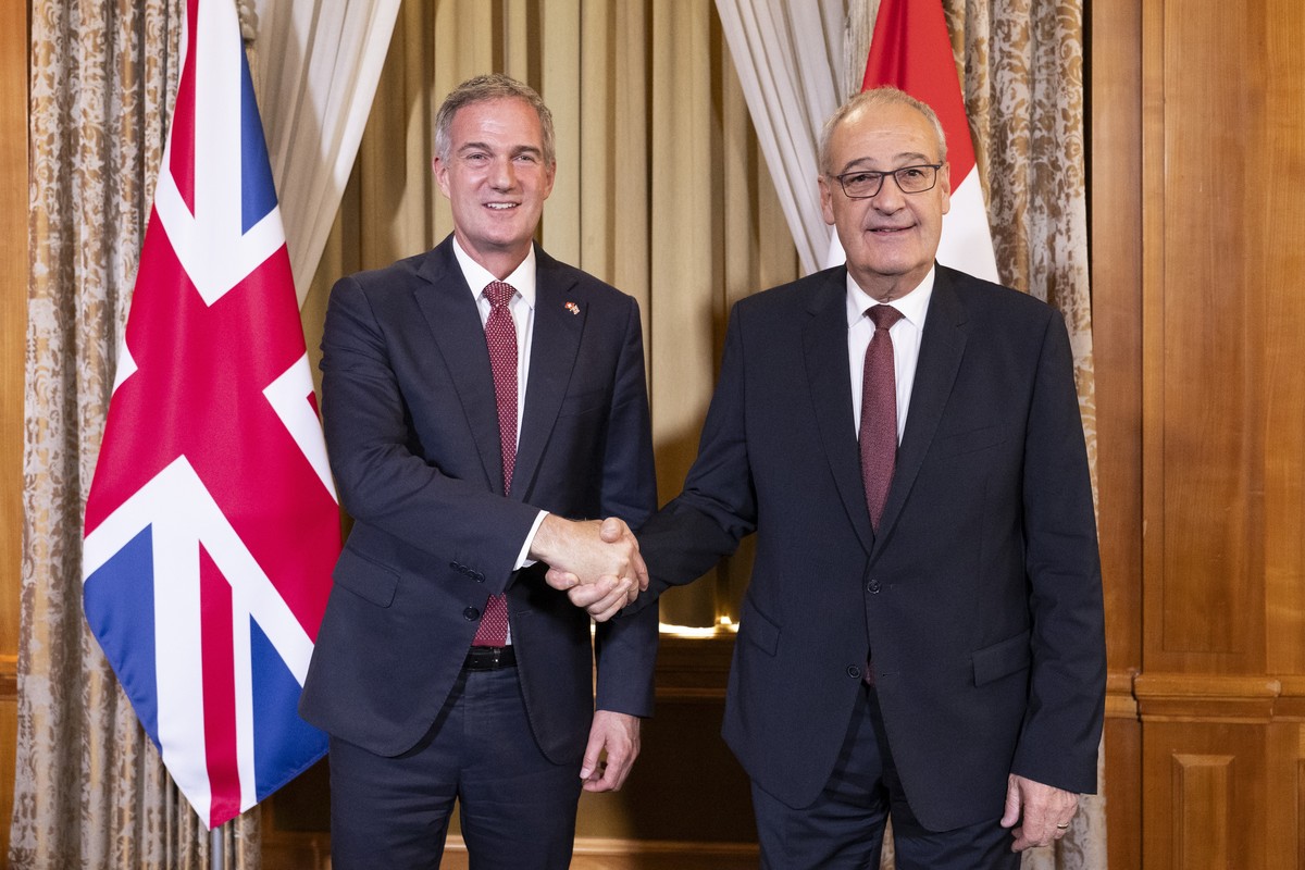 epa13108608 Swiss Federal President Guy Parmelin (R) and Britain's Secretary of State for Business and Trade Peter Kyle (L) attend a press briefing following a bilateral meeting at the Hotel Bell ...