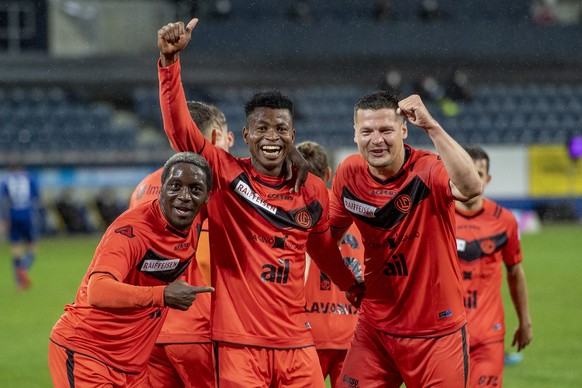 Christopher Lungoyi, links, Lucky Opara, mitte, und Stefano Guidotti, rechts, von Lugano feiern das Tor zum 0:2 beim Super League Meisterschaftsspiel zwischen dem FC Luzern und dem FC Lugano vom Freit ...