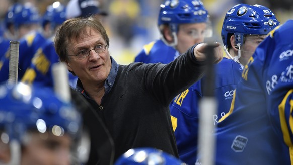 Davos Cheftrainer Arno Del Curto, beim vierten Playoff-Viertelfinalspiel der National League zwischen dem HC Davos und EHC Biel, am Samstag, 17. Maerz 2018, in der Vaillant Arena in Davos. (KEYSTONE/G ...