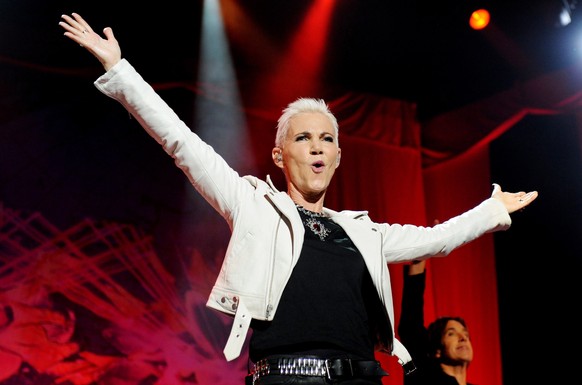 epa08059492 (FILE) - Swedish pop duo Marie Fredriksson (L) and Per Gessle of Roxette perform at the Sydney Entertainment Centre during their Charm School tour in Sydney, Australia, 16 February 2012 (r ...