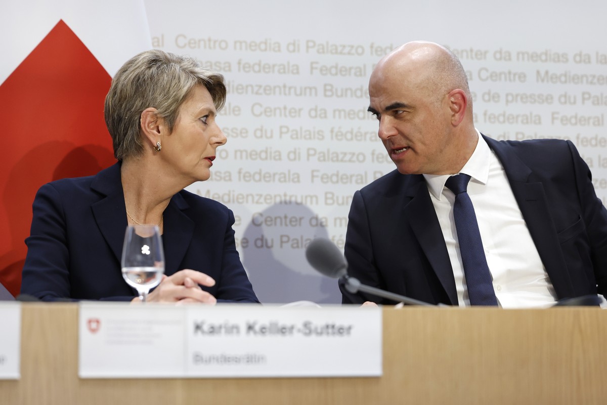 Swiss Finance Minister Karin Keller-Sutter, left, and Swiss Federal President Alain Berset discuss during a press conference, on Sunday, 19 March 2023 in Bern. Switzerland's largest bank UBS agre ...