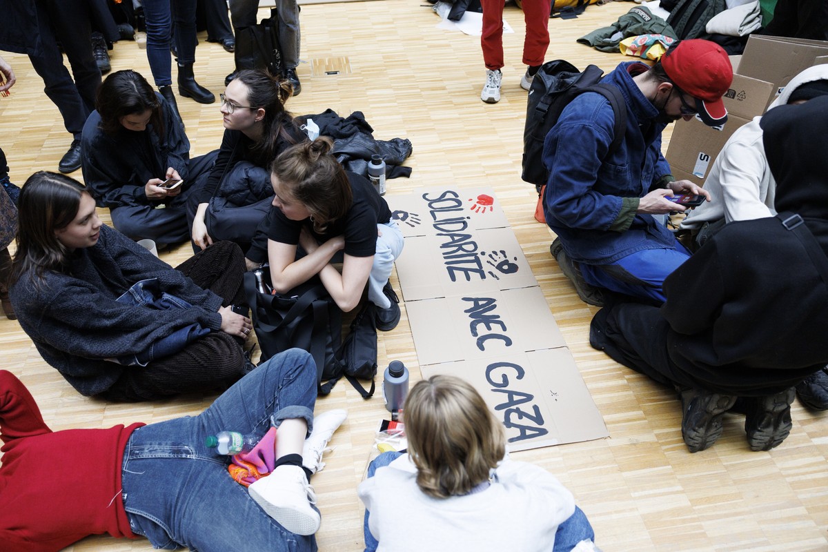 Des activistes pro-palestiniens occupent le halle d'entree du batiment Geopolis de l'Universite de Lausanne, UNIL, ce jeudi 2 mai 2024 a Lausanne. Une centaine d'activistes bloquent jeu ...