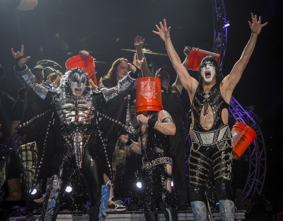 Auch die Gruselrocker Kiss haben es getan: Ice-Bucket-Challenge.