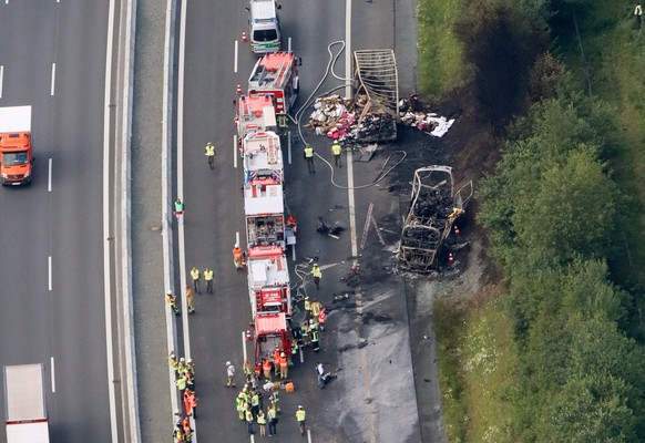 Das Luftbild zeigt die Unfallstelle auf der Autobahn A9 bei Muenchberg (Bayern) am 03.07.2017. Bei dem schweren Busunfall auf der Autobahn 9 in Oberfranken sind nach Erkenntnissen der Polizei vermutli ...