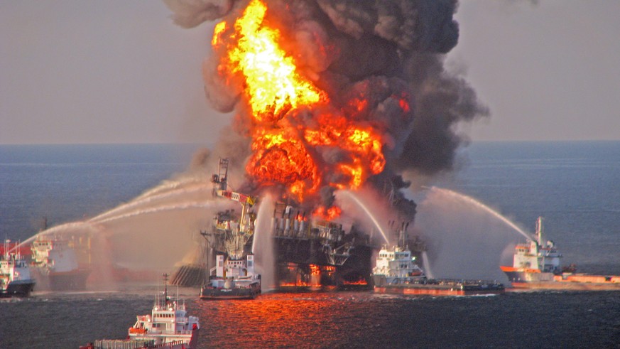 epa04706593 (FILE) A file picture released by the US Coast Guard on 22 April 2010 shows a fire aboard the mobile offshore oil drilling unit Deepwater Horizon, located in the Gulf of Mexico some 80 kil ...