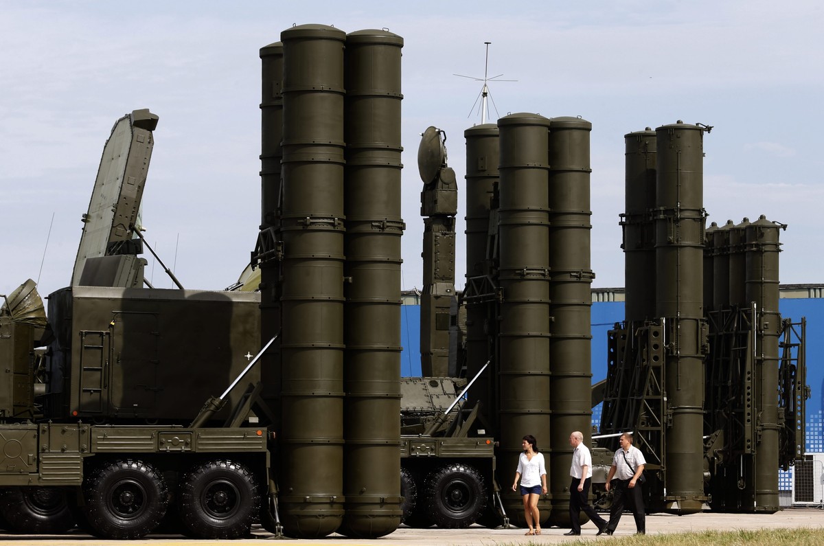 epa04703662 (FILE) A File picture dated 14 August 2014 of Russian anti-aicraft missile systems S-300 (R) and S-400 (L) on display at military industrial exhibition 'Technologies in machine buildi ...