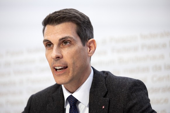 Thierry Burkart, Staenderat FDP-AG, spricht waehrend einer Medienkonferenz der ueberparteilichen Allianz "NEIN zur extremen Juso-Initiative" (Volksinitiative fuer eine soziale Klimapolitik - ...