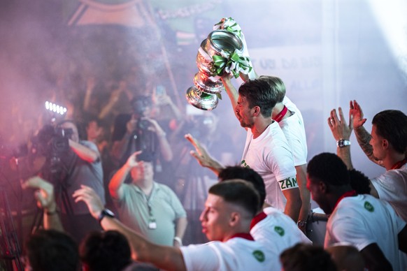 Lukas Goertler, links, und Lukas Daschner vom FC St. Gallen feiern den Sieg mit der Trophae nach dem Fussball Cupfinal gegen den FC Stade Lausanne-Ouchy, am Sonntag, 24. Mai 2026, in St. Gallen. (KEYS ...