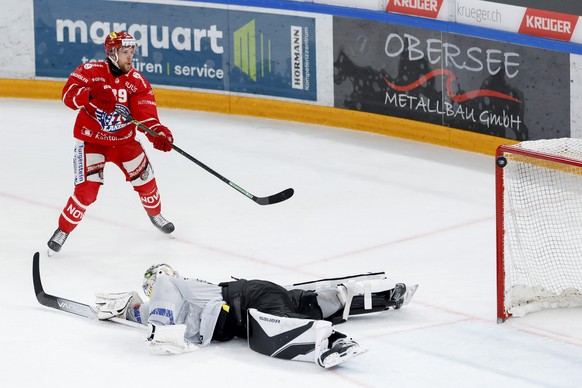 Dominic Lammer (SCRJ) vergibt gegen Torhueter Reto Berra (HCFG) waehrend dem Spiel 6 des Playoff Viertelfinals der National League zwischen den SC Rapperswil Jona Lakers und dem HC Fribourg Gotteron,  ...