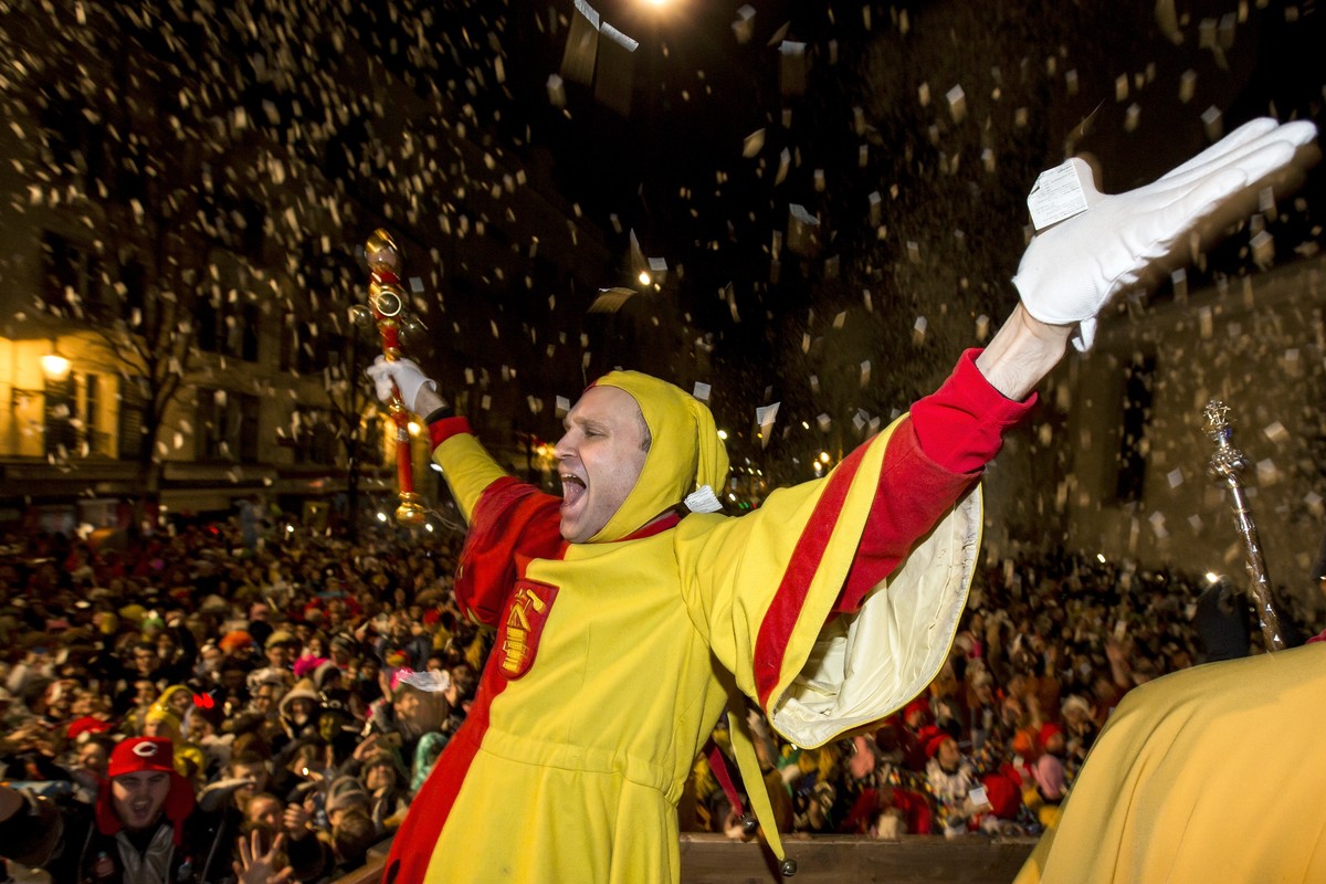 Revellers attend the "Urknall" (Big Bang), which initiates at 5 o'clock in the morning the carnival (Fasnacht) of Lucerne, Switzerland, Thursday, February 4, 2016. (KEYSTONE/Alexandra W ...