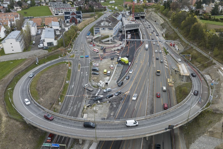 Fahrzeuge bewegen sich auf der Strasse in Richtung Gubristtunnel anlaesslich des Tunnelfests zur 3. Roehre kurz vor der Inbetriebnahme, aufgenommen am Samstag, 15. April 2023 in Zuerich. Die neue, dri ...