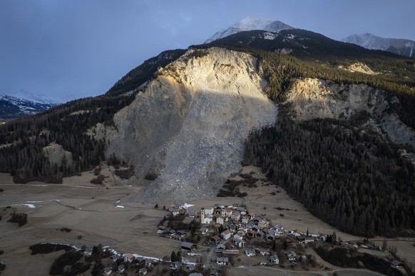 KEYPIX - Blick auf das Dorf, am Montag, 26. Januar 2026 in Brienz-Brinzauls. Das Dorf war wegen eines erneuten drohenden Bergsturz ueber 62 Wochen evakuiert. Im Juni 2023 war es knapp von einem Schutt ...